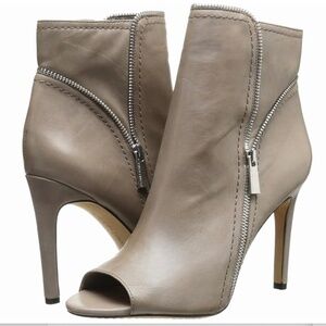 VINCE CAMUTO KLAYTON ANKLE BOOT LEATHER GORGEOUS 9M  PEBBLE GREY COLOR